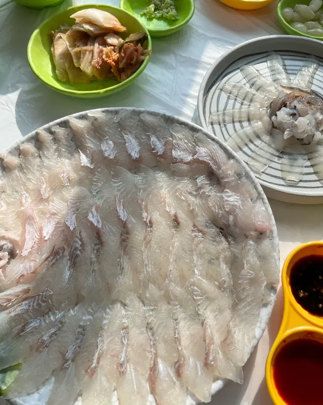 다양한 해산물이 푸짐하게 담긴 모듬회