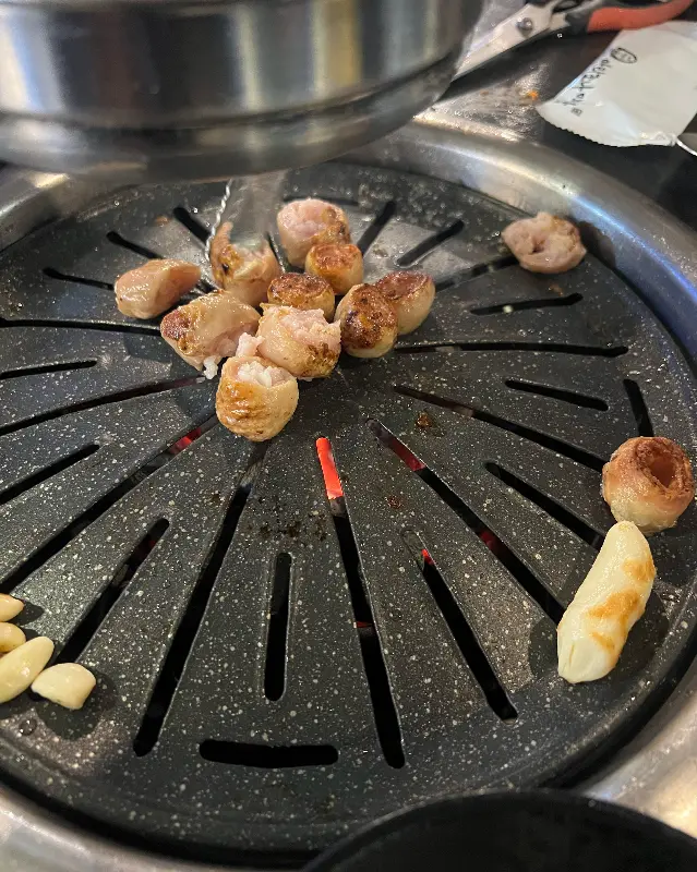 불판 위에서 구워지는 막창과 마늘