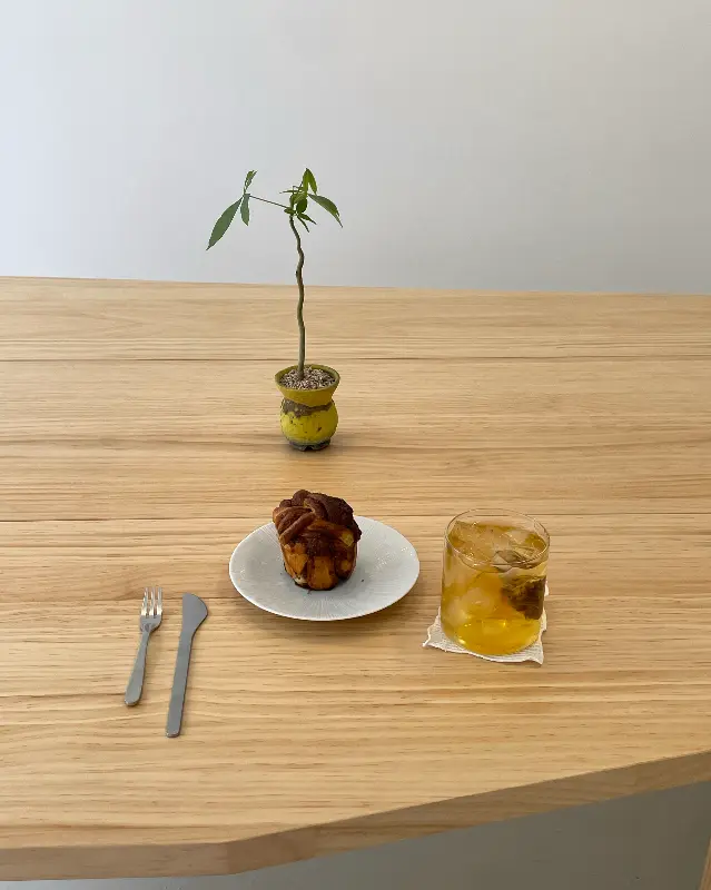 아름다운 비주얼의 시나몬롤과 음료