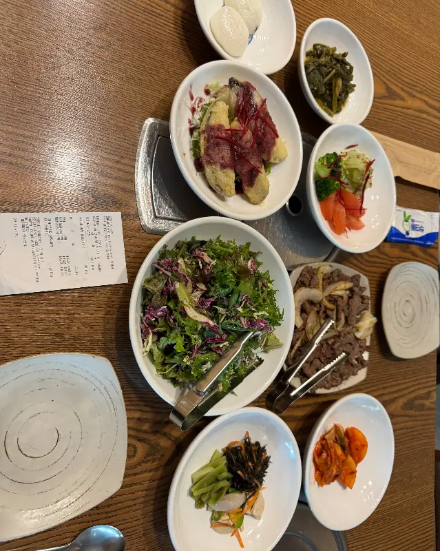 정갈하게 차려진 상차림