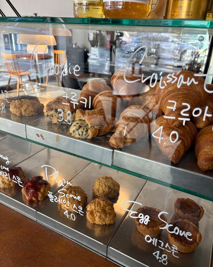 쇼케이스에 진열된 다양한 종류의 빵과 디저트