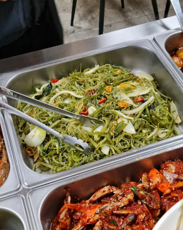 다양한 종류의 한식 반찬