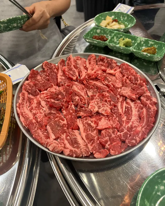 신선한 과일 양념 갈비살 한 접시