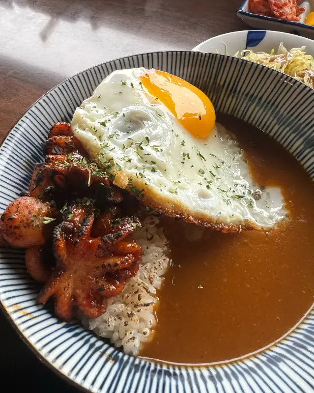 따뜻한 분위기의 도모카레 내부