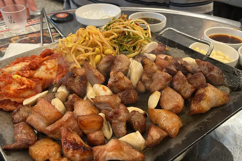 푸짐한 뒷고기 한 상 차림