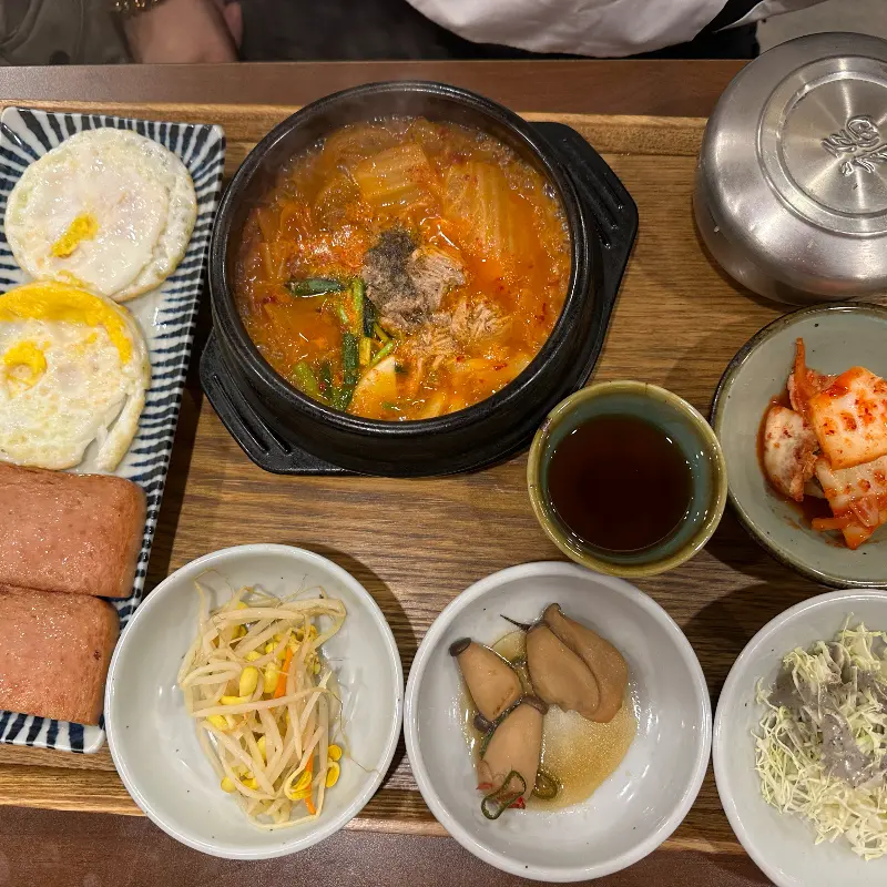 김치찌개와 계란후라이, 스팸