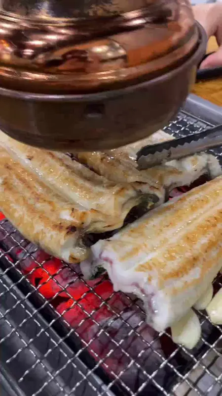 숯불 위에서 익어가는 장어