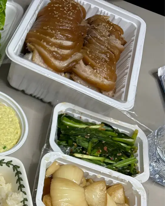 깔끔하게 포장된 족발 포장 세트