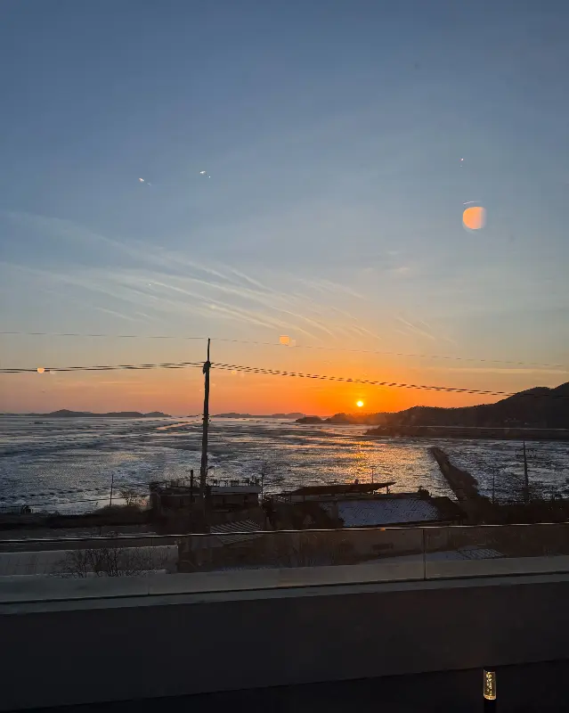 노을이 지는 바다의 모습