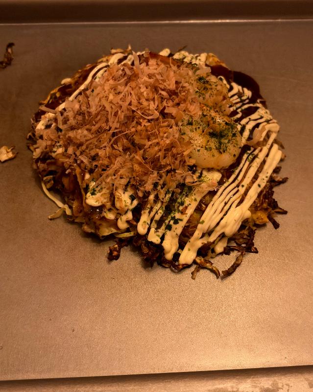 철판 위에서 조리되는 부타타마치즈 오코노미야끼