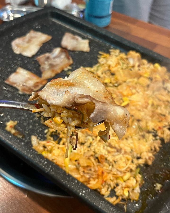 볶음밥과 삼겹살의 환상적인 조화