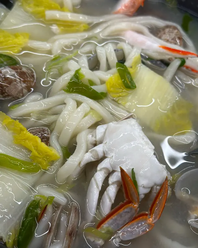 꽃게와 조개가 푸짐하게 들어간 칼국수