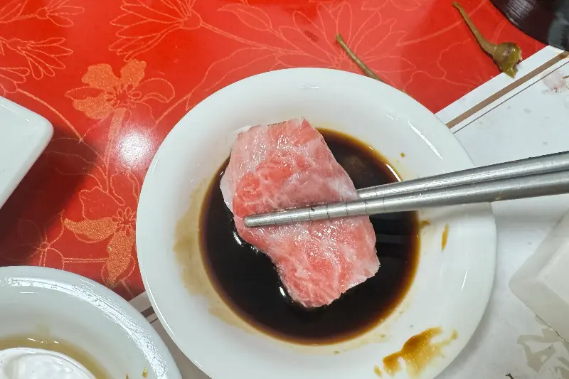 간장에 찍은 참치회