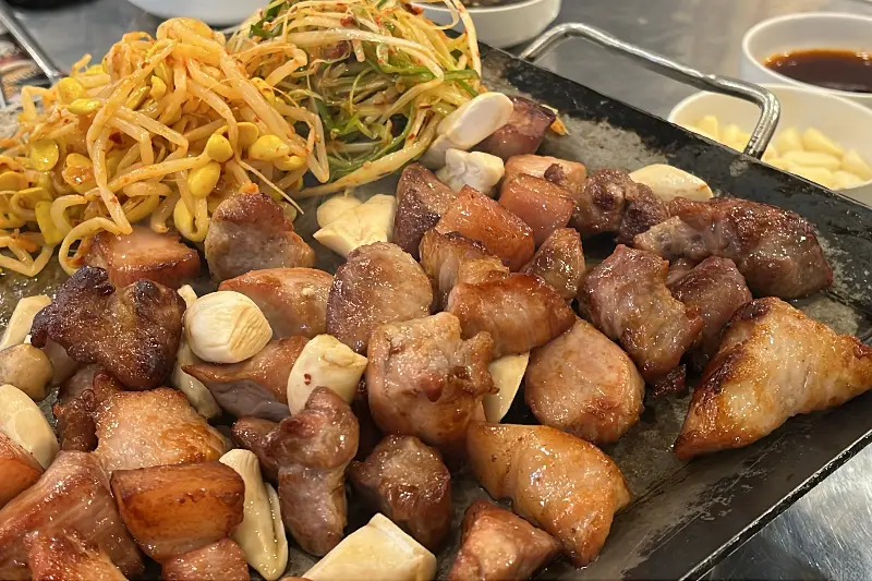 고소한 냄새가 코를 자극하는 뒷고기