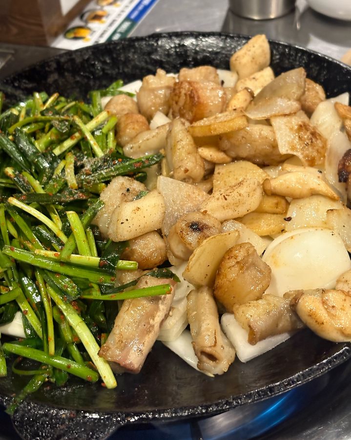 곱창과 함께 구워진 부추, 감자, 양파가 클로즈업 되어 있는 모습