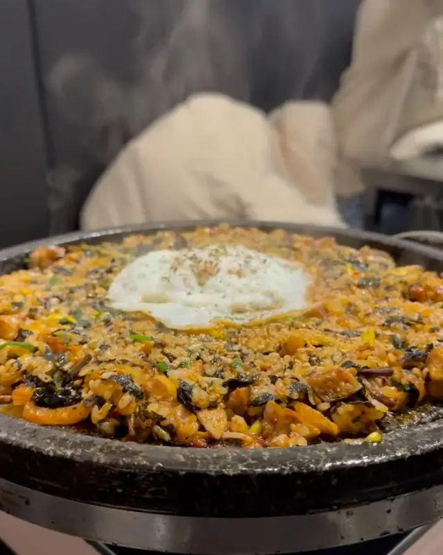 계란 프라이가 올라간 볶음밥