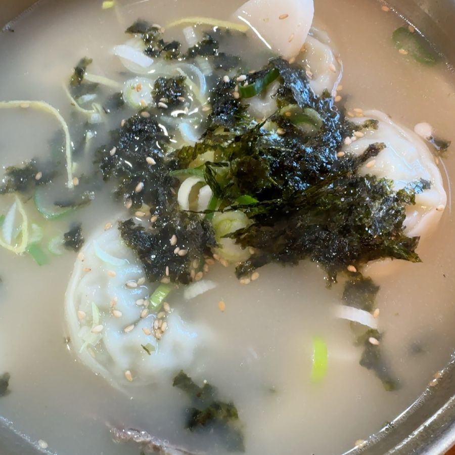 뽀얀 국물에 김가루가 듬뿍 뿌려진 떡만두국