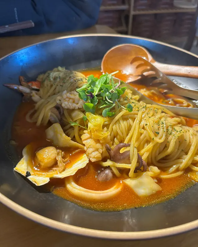 해산물이 듬뿍 들어간 파스타