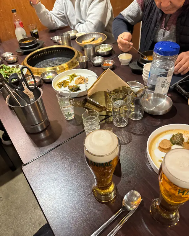 깔끔하게 차려진 테이블 세팅