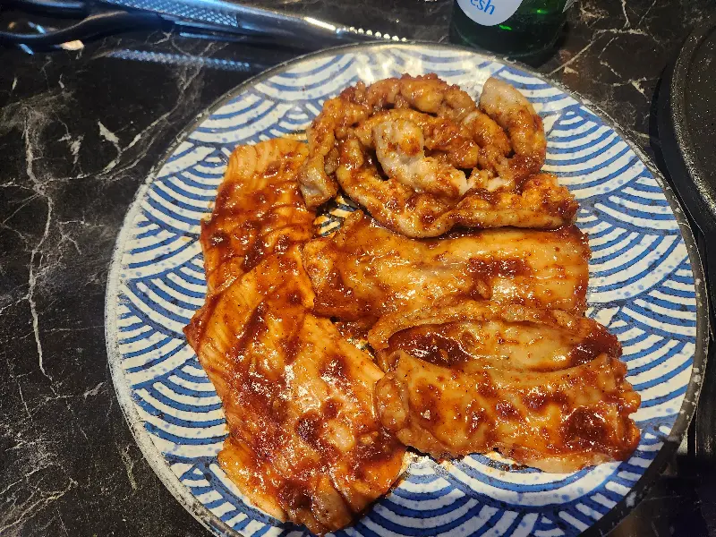 접시에 담긴 특양과 곱창