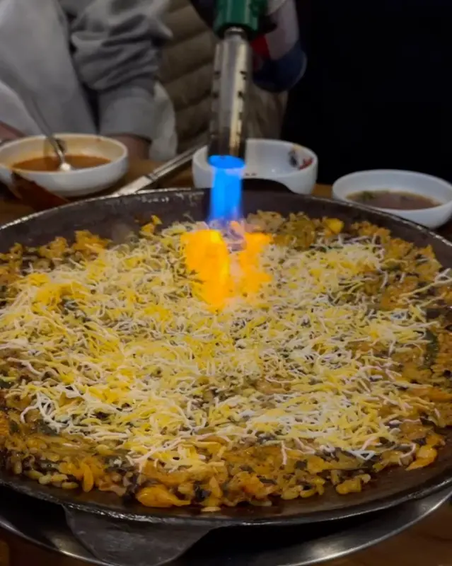 직화로 구워져 불향이 가득한 막창 피순대