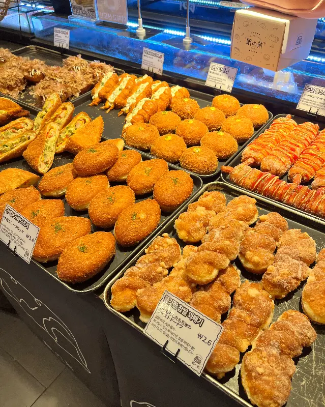 다양한 빵들이 진열된 모습