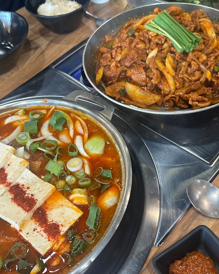 김치찌개와 두루치기 한 상 차림