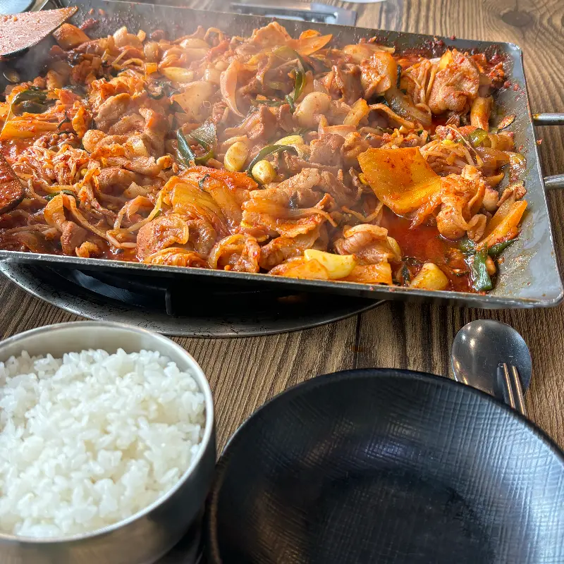 보기만 해도 군침이 도는 두루치기