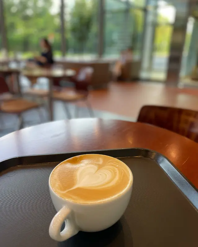 하트 모양 라떼 아트가 올려진 커피