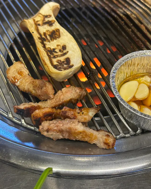 불판 위에서 익어가는 고기