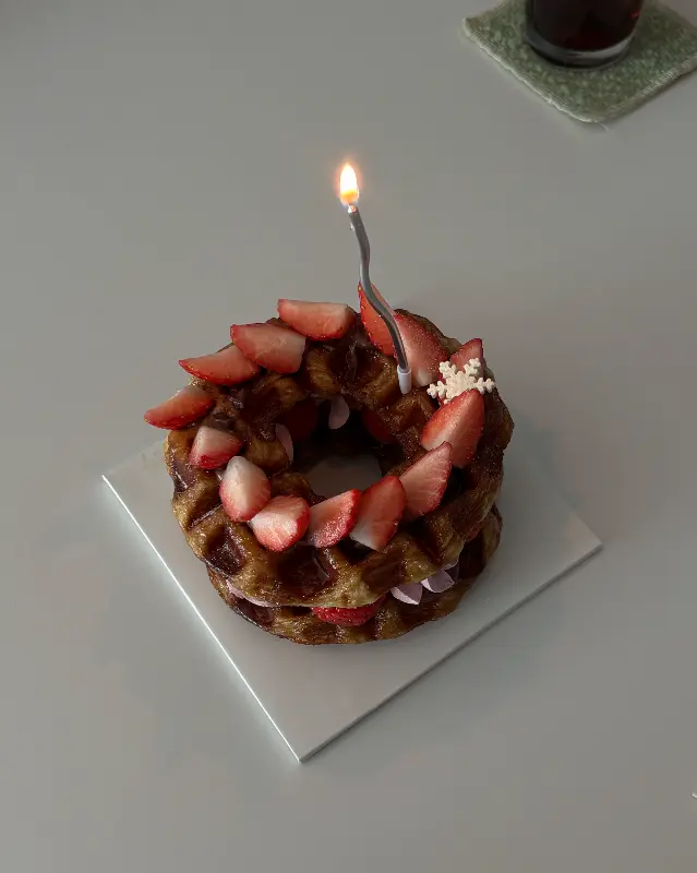 딸기가 듬뿍 올라간 크로플 케이크