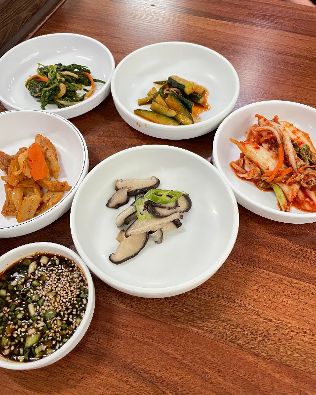 텃밭 식당의 다양한 반찬