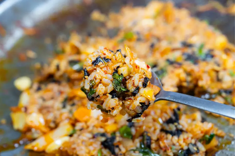 숟가락 가득 뜬 볶음밥 클로즈업