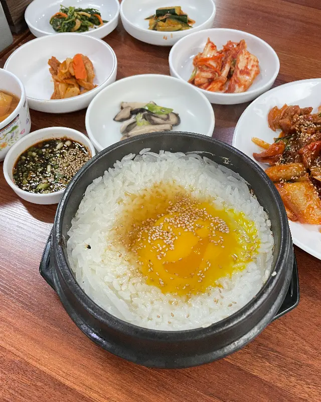 무우밥과 다양한 반찬들