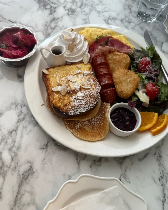 푸짐한 브런치 한 상