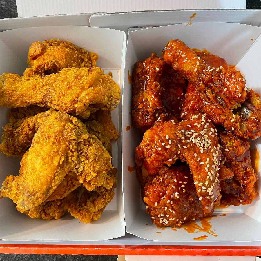 황금빛 갈릭 치킨과 매콤한 핫양념 치킨