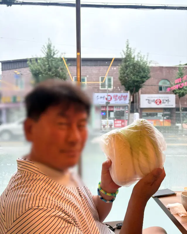 싱싱한 쌈 채소를 들고 있는 손님