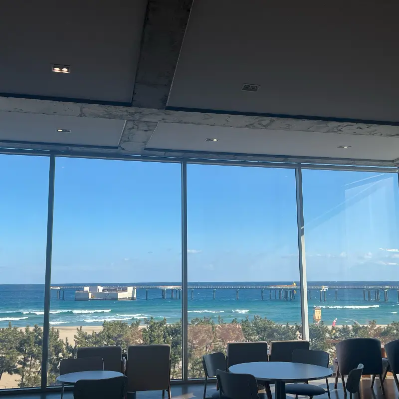 통유리창 너머 보이는 바다