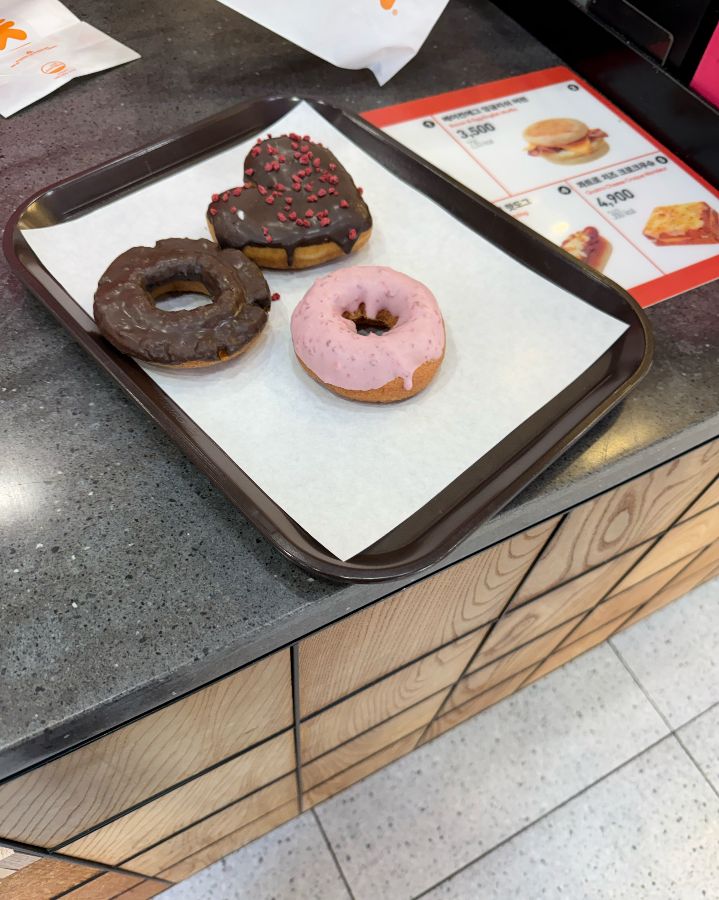 트레이에 담긴 도넛