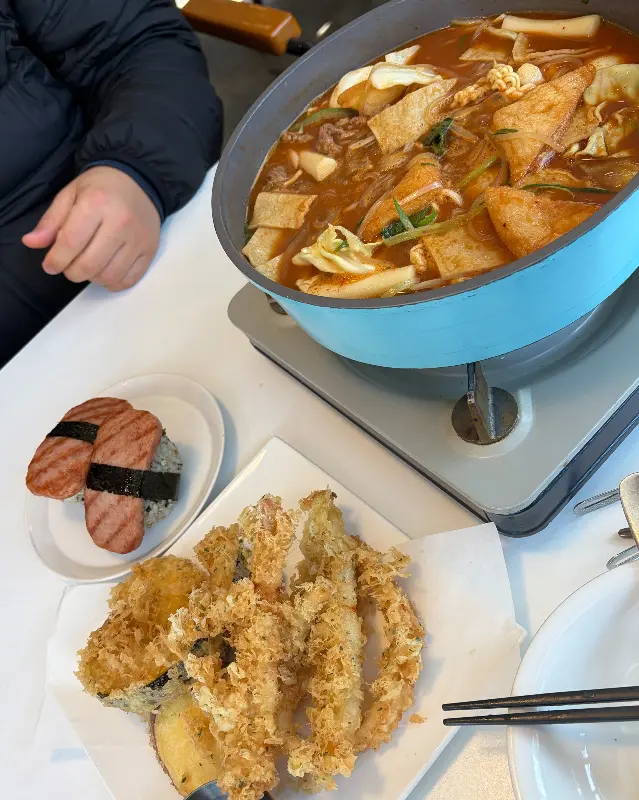 푸짐한 재료가 인상적인 즉석 떡볶이 한 상 차림