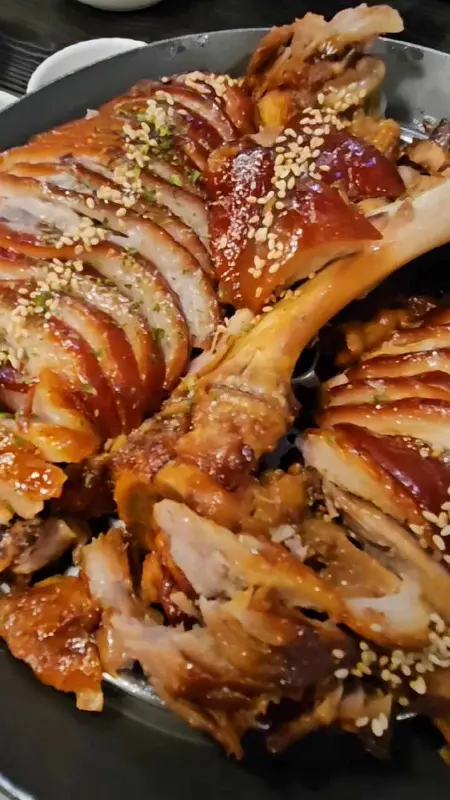 윤기가 흐르는 족발