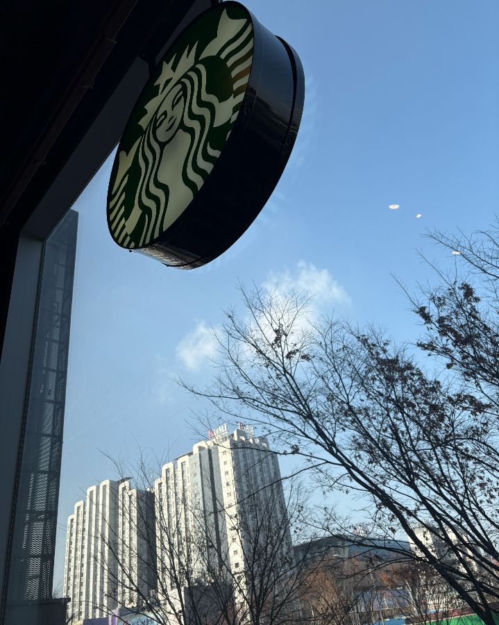 스타벅스 간판과 하늘