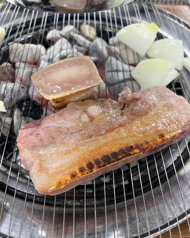 숯불 위에서 노릇하게 구워지고 있는 오겹살