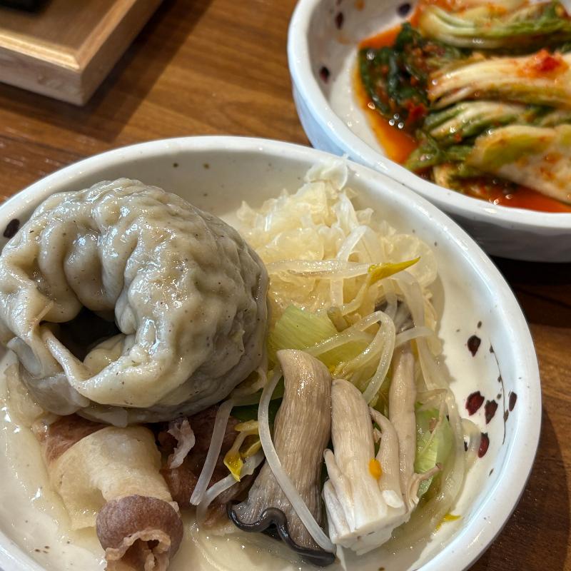 잘 익은 만두와 김치의 조화