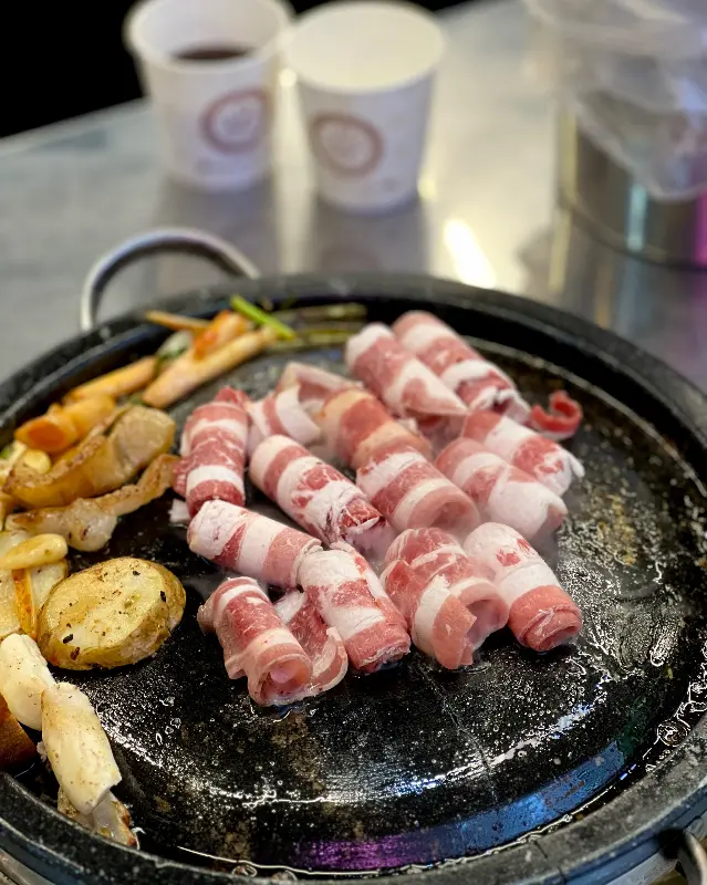 돌판 위에 지글거리는 곱창과 곁들여 먹는 시원한 맥주