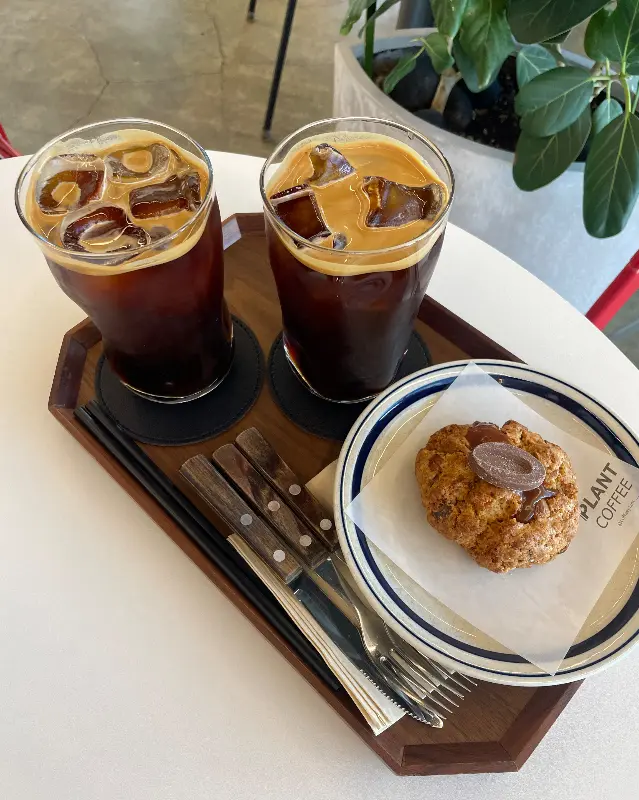 아이스 아메리카노 두 잔과 스콘이 함께 놓인 사진