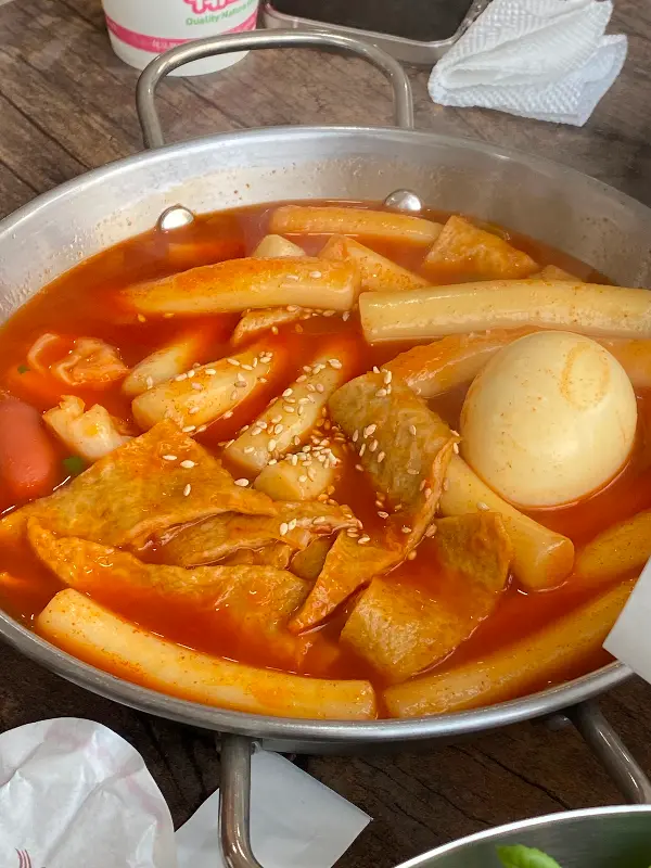 떡, 어묵, 라면 사리가 듬뿍 들어간 떡볶이