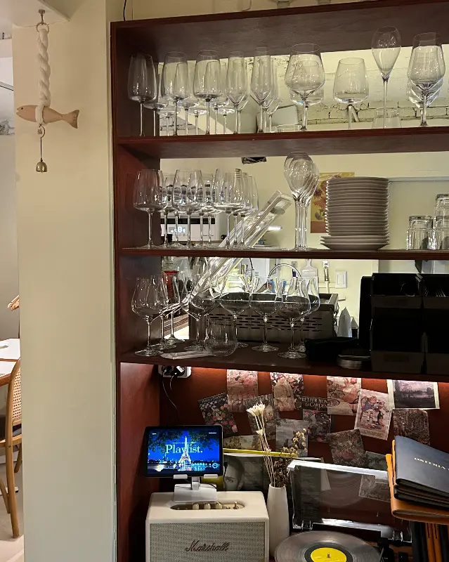 다양한 와인이 준비된 오스테리아 타피