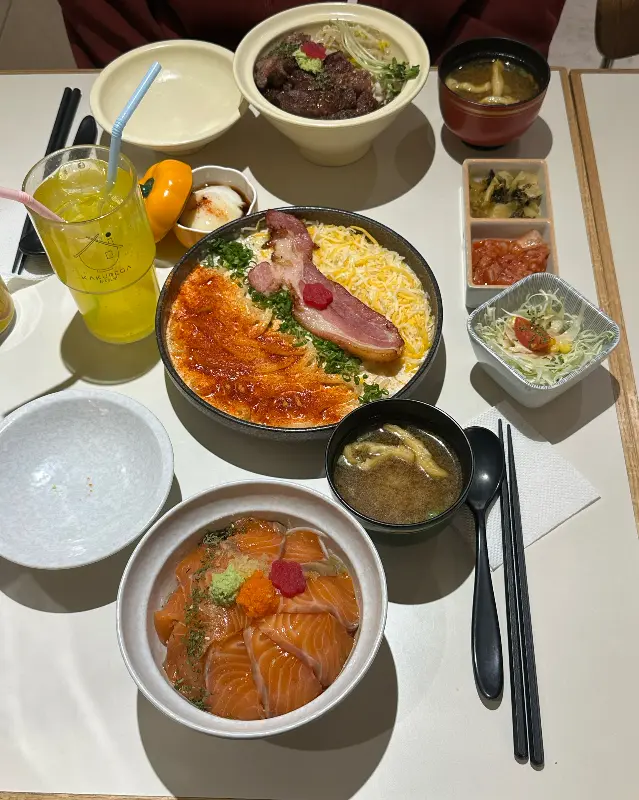 스테키동, 오뎅우동 등 푸짐하게 차려진 한 상 차림