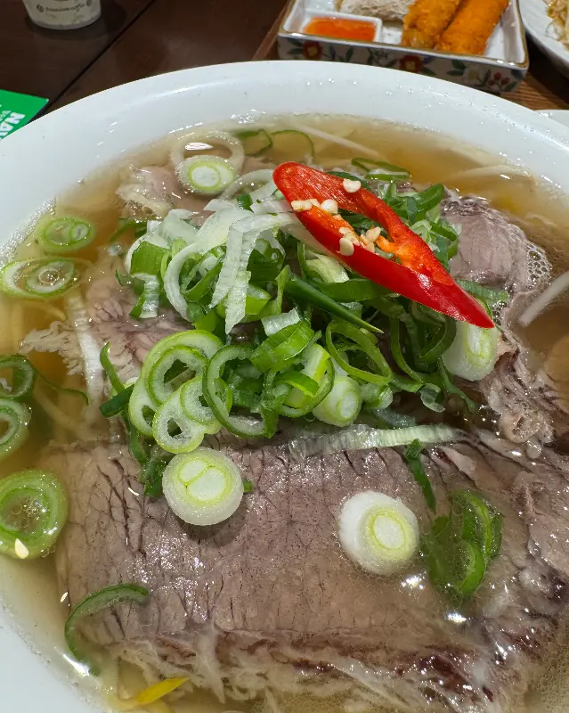 푸짐한 양지 쌀국수